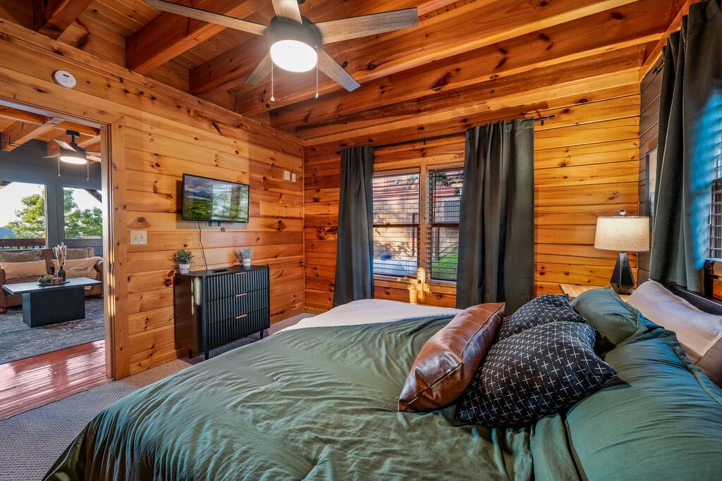 between-two-pines-modern-cabin-near-dollywood/