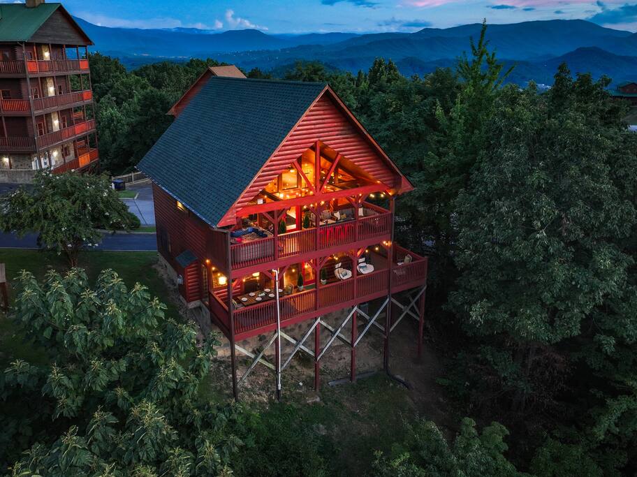 between-two-pines-modern-cabin-near-dollywood/