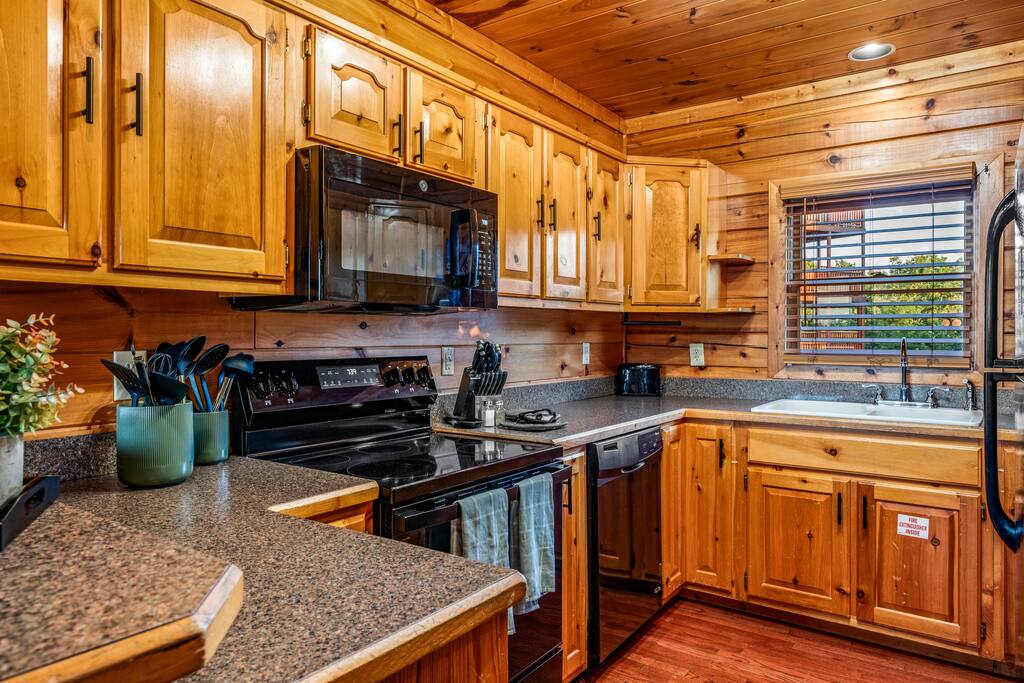 between-two-pines-modern-cabin-near-dollywood/