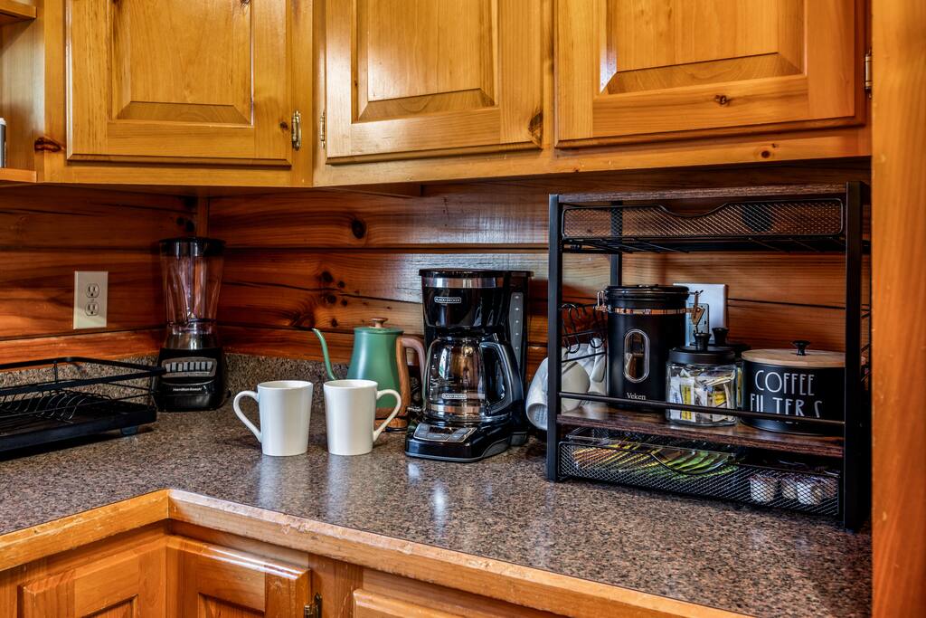 between-two-pines-modern-cabin-near-dollywood/