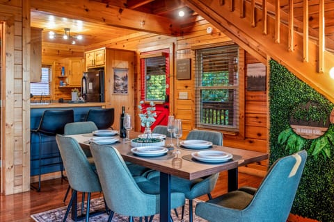 Between Two Pines - Modern Cabin near Dollywood