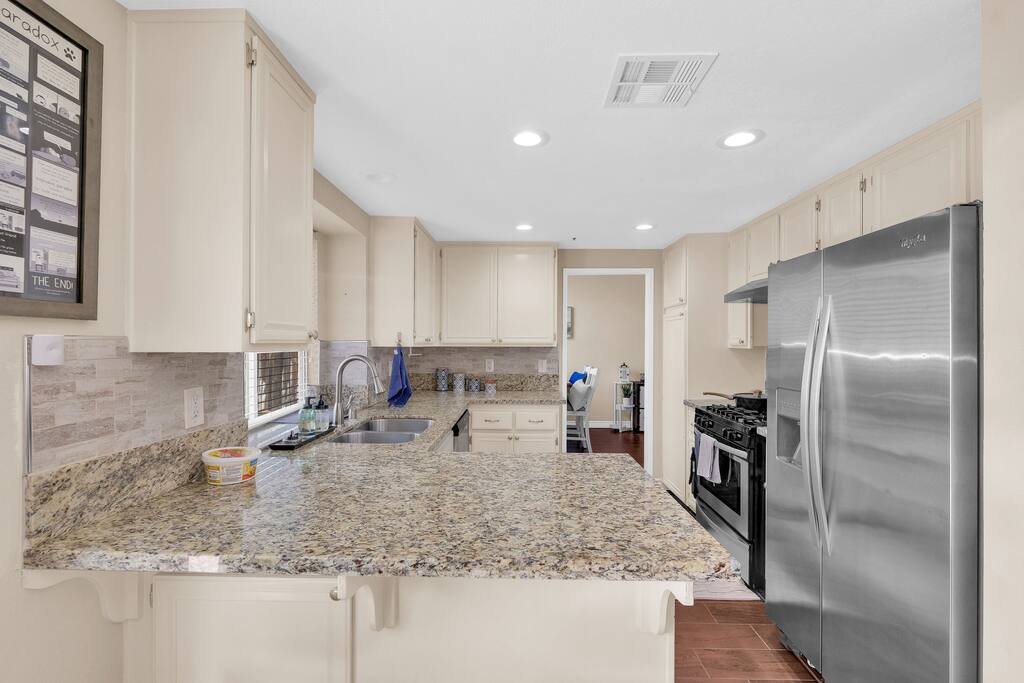 chic-and-comfy-home-*-near-airport-*-pet-friendly/