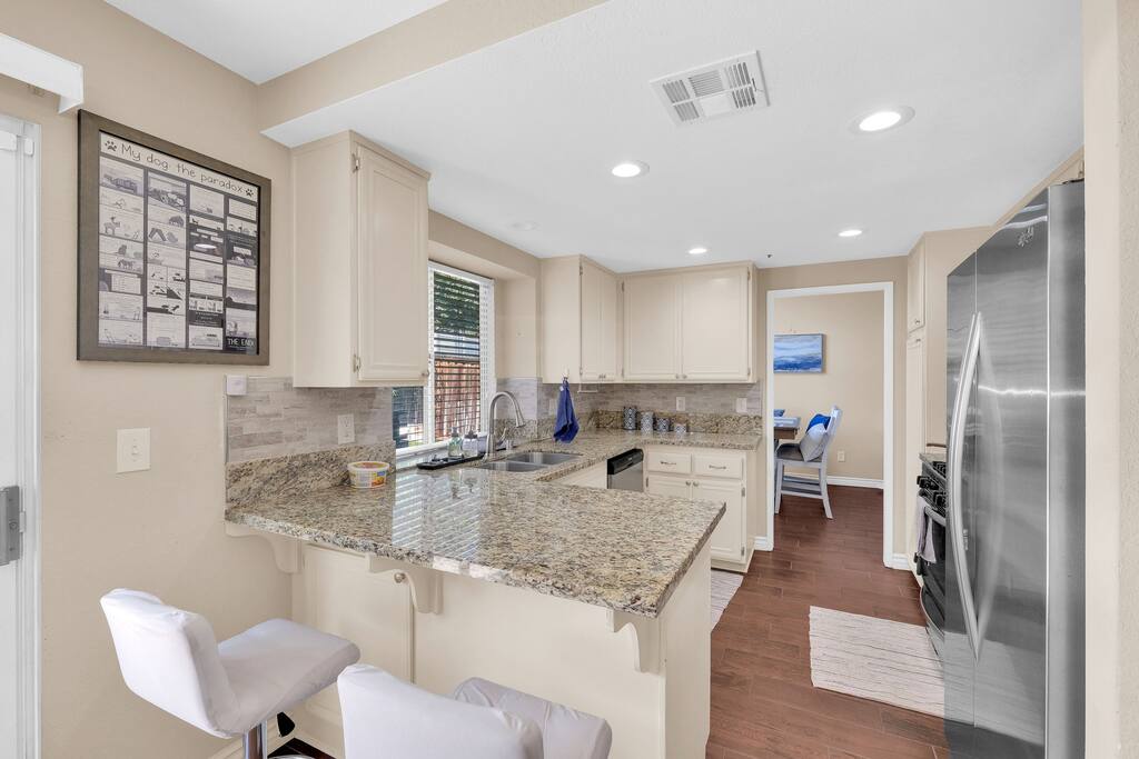 chic-and-comfy-home-*-near-airport-*-pet-friendly/