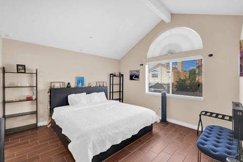 Chic & Comfy Home • Near Airport • Pet-Friendly