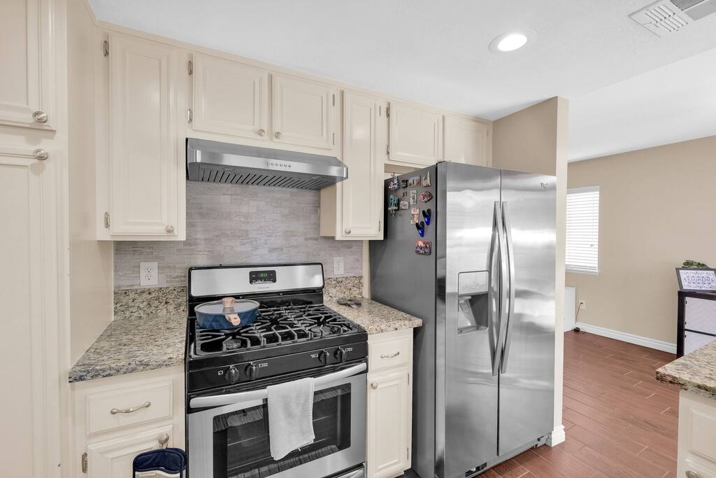 chic-and-comfy-home-*-near-airport-*-pet-friendly/