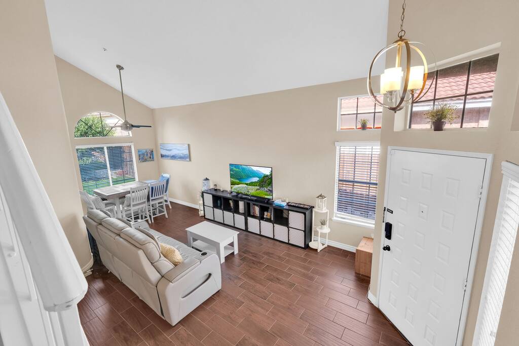 chic-and-comfy-home-*-near-airport-*-pet-friendly/