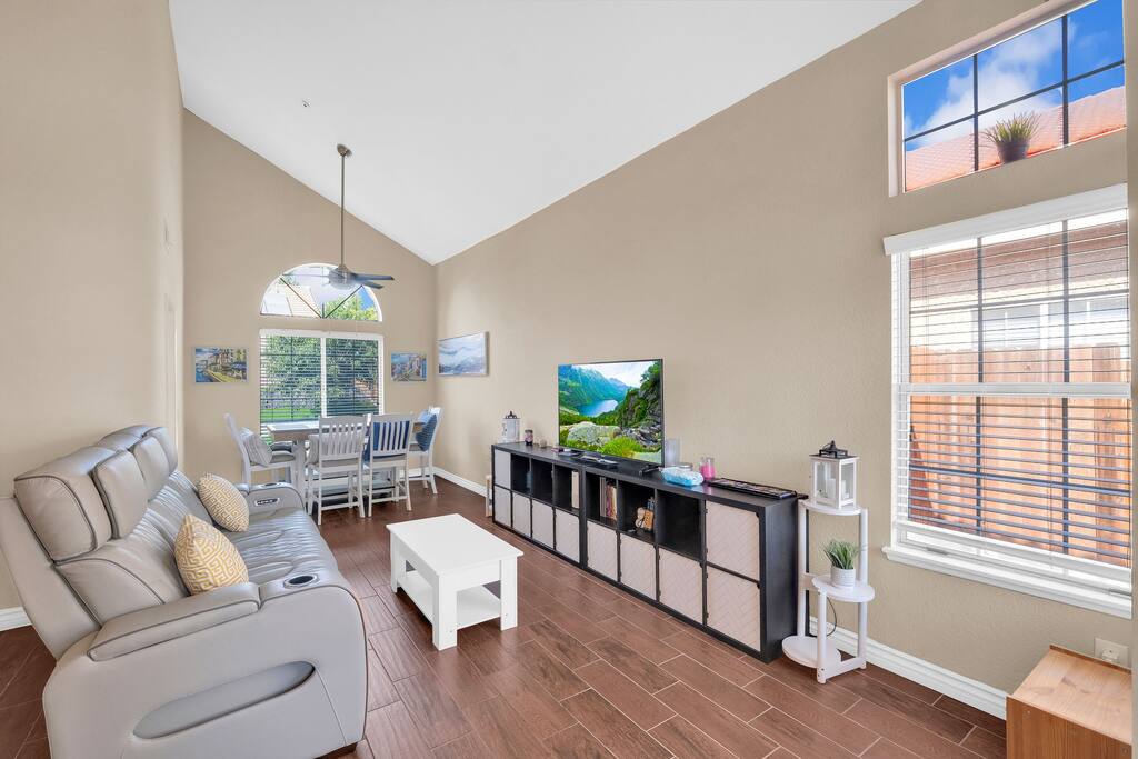 chic-and-comfy-home-*-near-airport-*-pet-friendly/