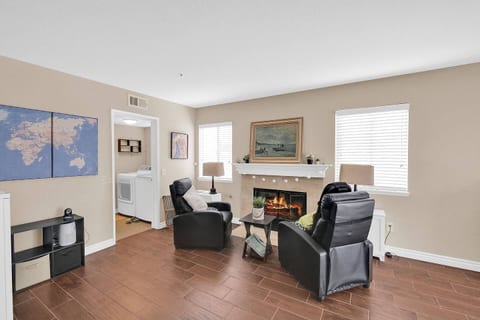 Chic & Comfy Home • Near Airport • Pet-Friendly