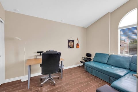 Chic & Comfy Home • Near Airport • Pet-Friendly