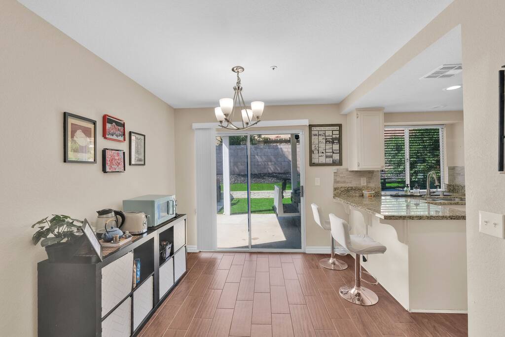 chic-and-comfy-home-*-near-airport-*-pet-friendly/