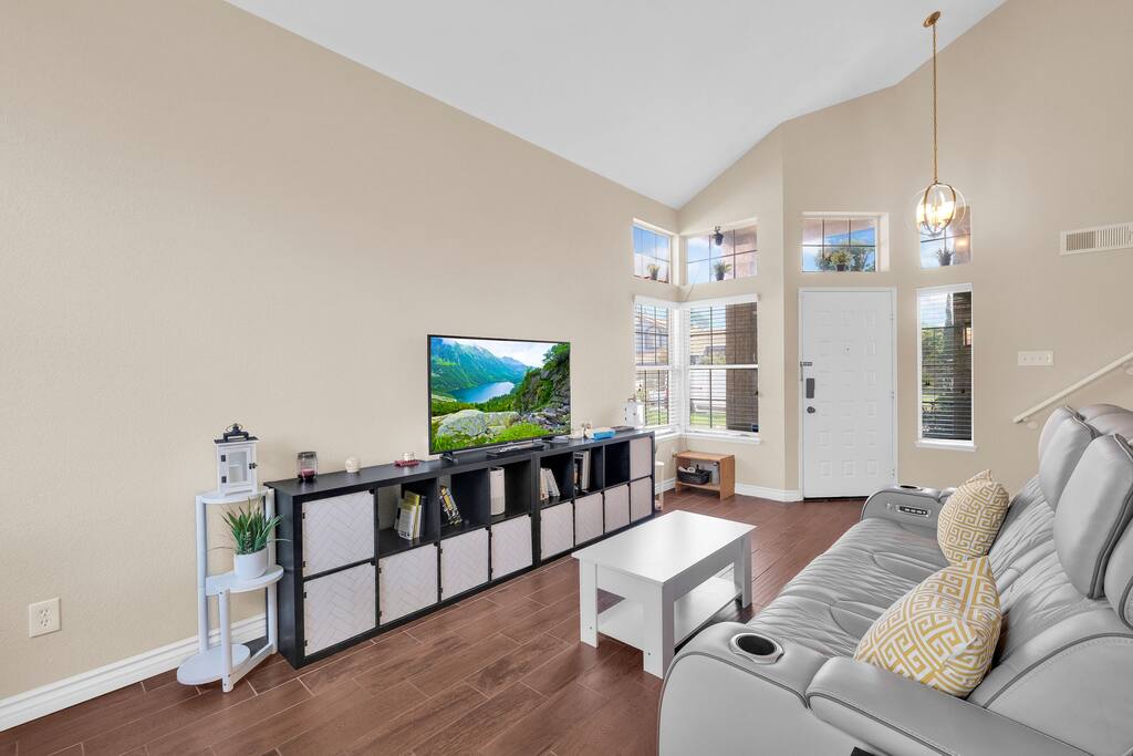 chic-and-comfy-home-*-near-airport-*-pet-friendly/