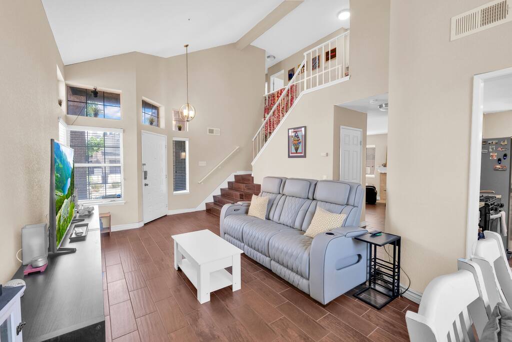 chic-and-comfy-home-*-near-airport-*-pet-friendly/