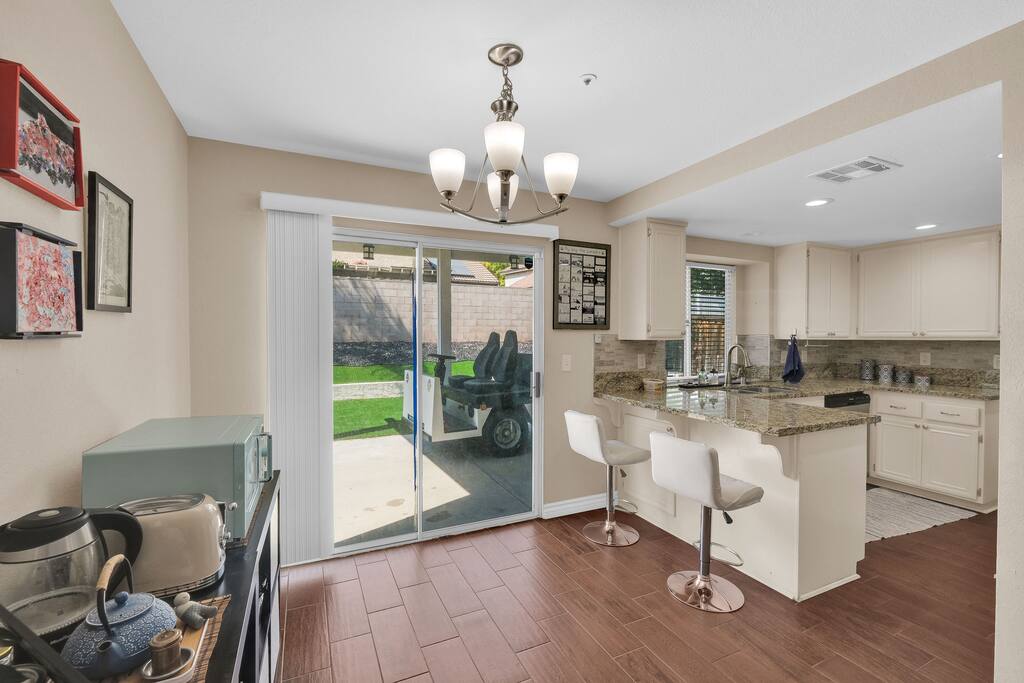 chic-and-comfy-home-*-near-airport-*-pet-friendly/