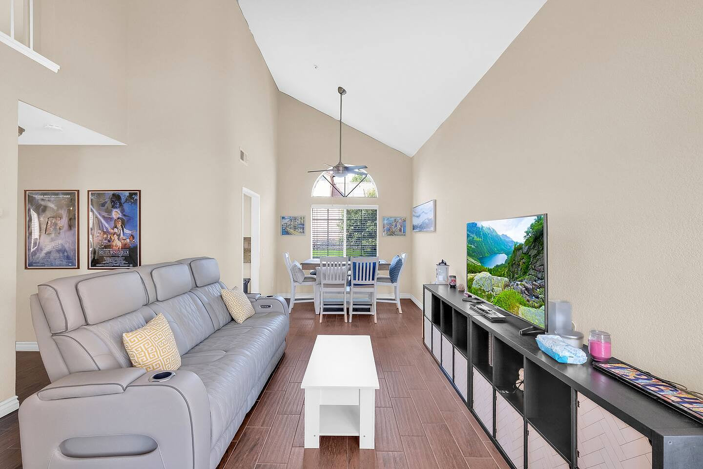 Chic & Comfy Home • Near Airport • Pet-Friendly