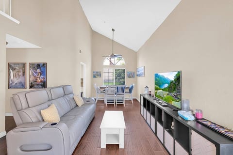 Chic & Comfy Home • Near Airport • Pet-Friendly