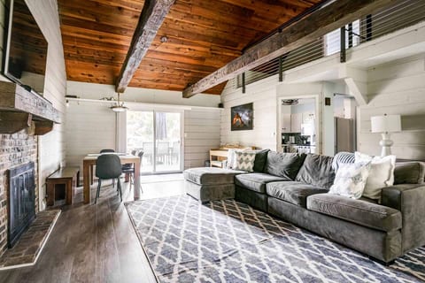 Enjoy your lakeside escape in this rustic modern lakehouse. Unwind by the cozy fireplace or relax on the comfy sectional. The perfect retreat for creating unforgettable memories.