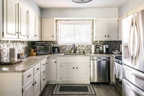 Create memorable meals in your fully-equipped kitchen with modern appliances and ample granite counter space. The classic white cabinets and mosaic tile backsplash offer a bright, inviting space for your stay.