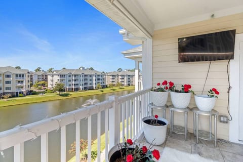 Relax on your private balcony with a tranquil view of the sun-drenched lake. Watch the beautiful fountain while you sip your morning coffee or unwind in the evening. Your perfect escape awaits.