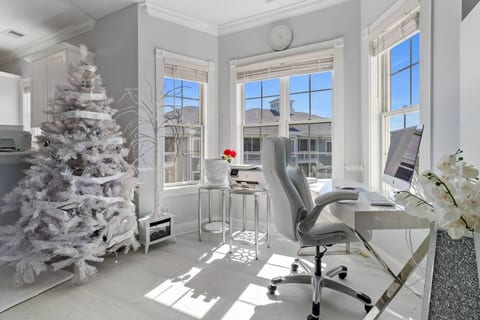 Escape to a bright, modern space where you can work and relax. Enjoy the dedicated desk, comfortable ergonomic chair, and natural light. Perfect for remote work or a productive getaway.