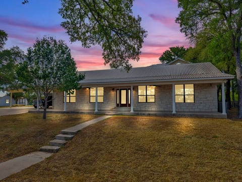 Cozy Bastrop Stay • Pool • Near Parks & Downtown