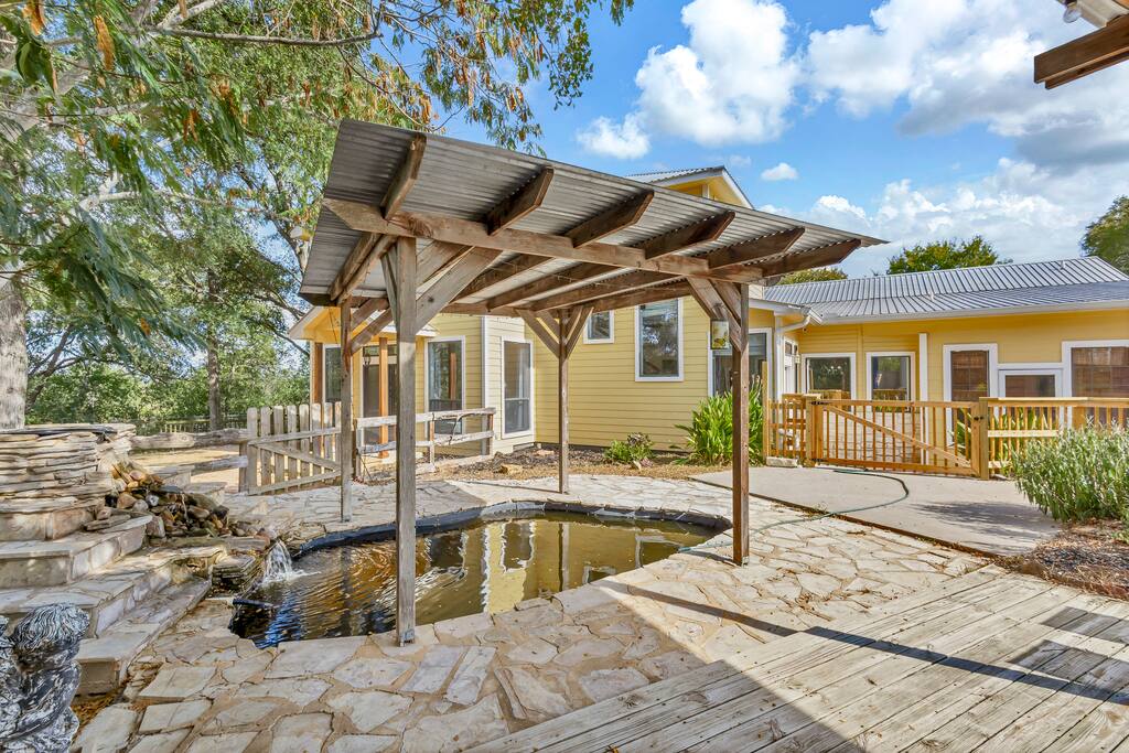 cozy-bastrop-stay-*-pool-*-near-parks-and-downtown/