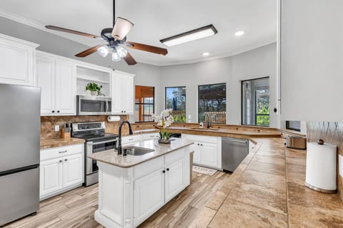 Cozy Bastrop Stay • Pool • Near Parks & Downtown