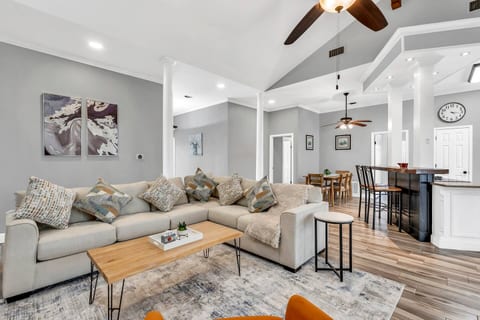 Cozy Bastrop Stay • Pool • Near Parks & Downtown