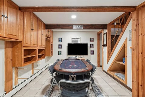 Vermont Mountain Chalet • Hot Tub • Near Skiing