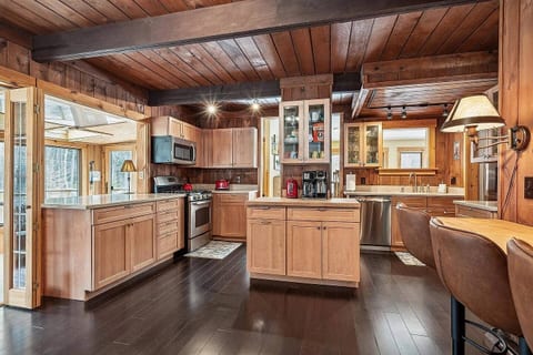 Vermont Mountain Chalet • Hot Tub • Near Skiing