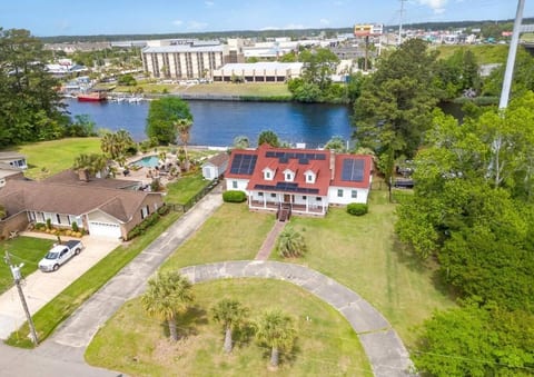 Paradise on Ocean Waterway Huge 5000 sq ft w Private Pool, Boat Dock, Grand Piano, Game Tables, BBQ, 1 acre Yard, Crib, Sleeps 34