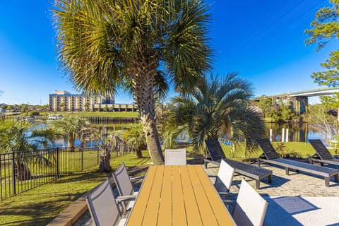 Paradise on Ocean Waterway Huge 5000 sq ft w Private Pool, Boat Dock, Grand Piano, Game Tables, BBQ, 1 acre Yard, Crib, Sleeps 34