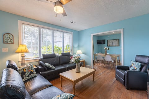 Lovely Central, Near Beach, 2 King Beds, Huge Private Yard, Deck, Patio, Firepit, & BBQ, Ocean View