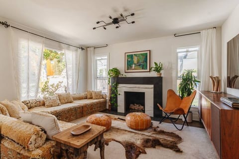 Spanish Venice Retreat - Hot Tub, Fire Pit, BBQ