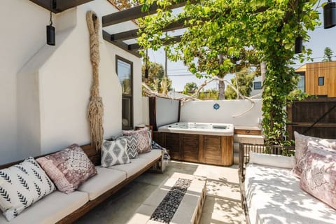 Spanish Venice Retreat - Hot Tub, Fire Pit, BBQ