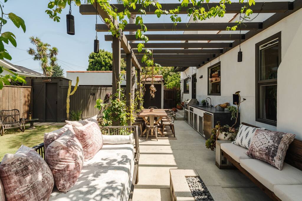 spanish-venice-retreat-hot-tub-fire-pit-bbq/