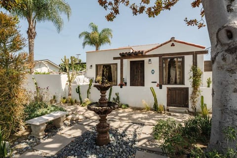 Spanish Venice Retreat - Hot Tub, Fire Pit, BBQ