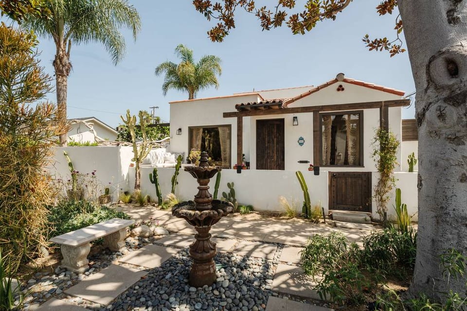Spanish Venice Retreat - Hot Tub, Fire Pit, BBQ - Los Angeles