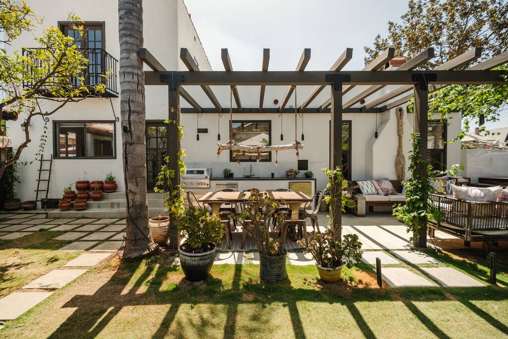 spanish-venice-retreat-hot-tub-fire-pit-bbq/