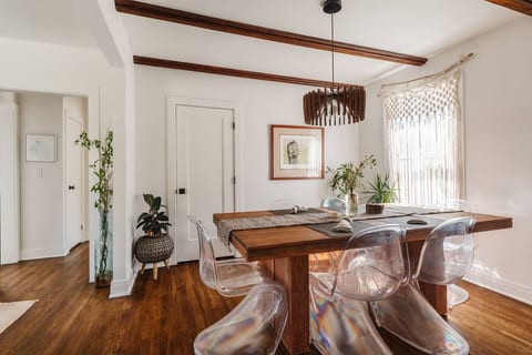 Spanish Venice Retreat - Hot Tub, Fire Pit, BBQ
