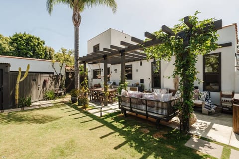 Spanish Venice Retreat - Hot Tub, Fire Pit, BBQ