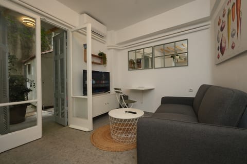 The Extravagant Studio in Pagkrati, Near Stadium