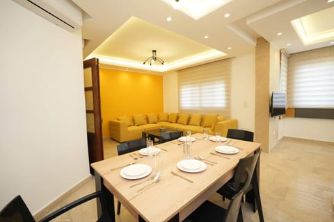 The Yellow Apartment, Badaro 3 BDRM, 24/7 Electric