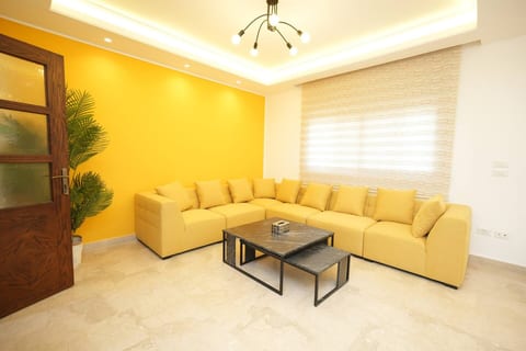 The Yellow Apartment, Badaro 3 BDRM, 24/7 Electric