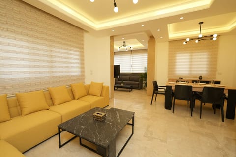 The Yellow Apartment, Badaro 3 BDRM, 24/7 Electric
