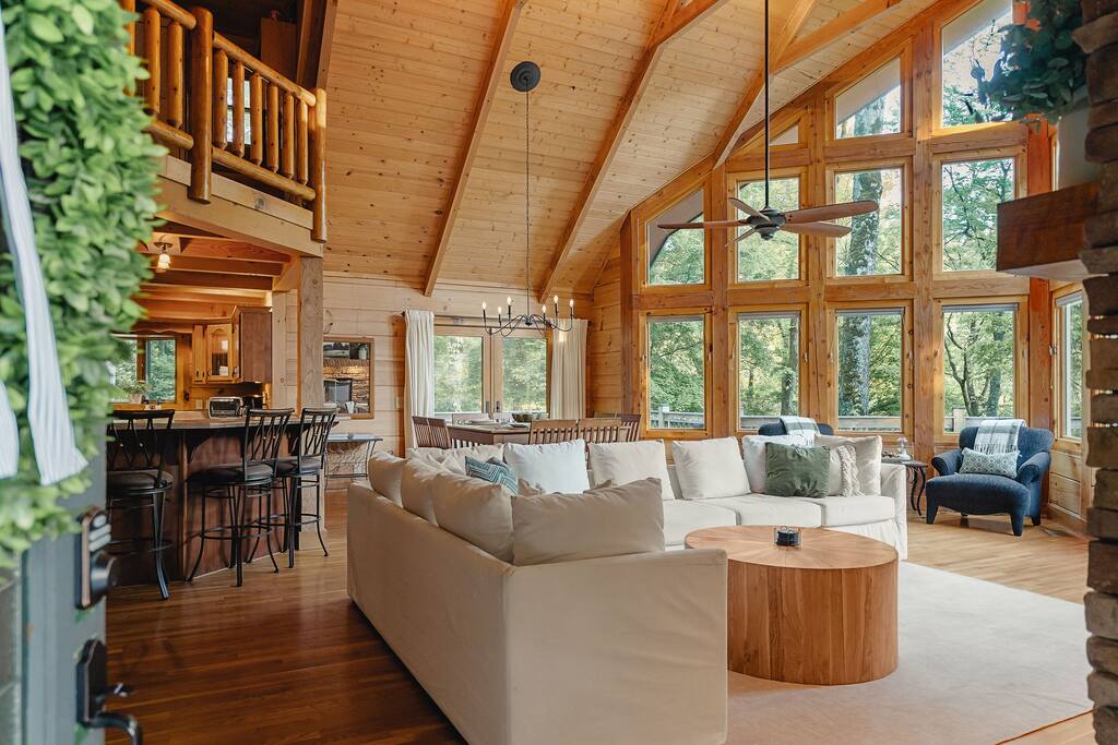 center-hill-lake-cabin-hot-tub-and-lake-access/