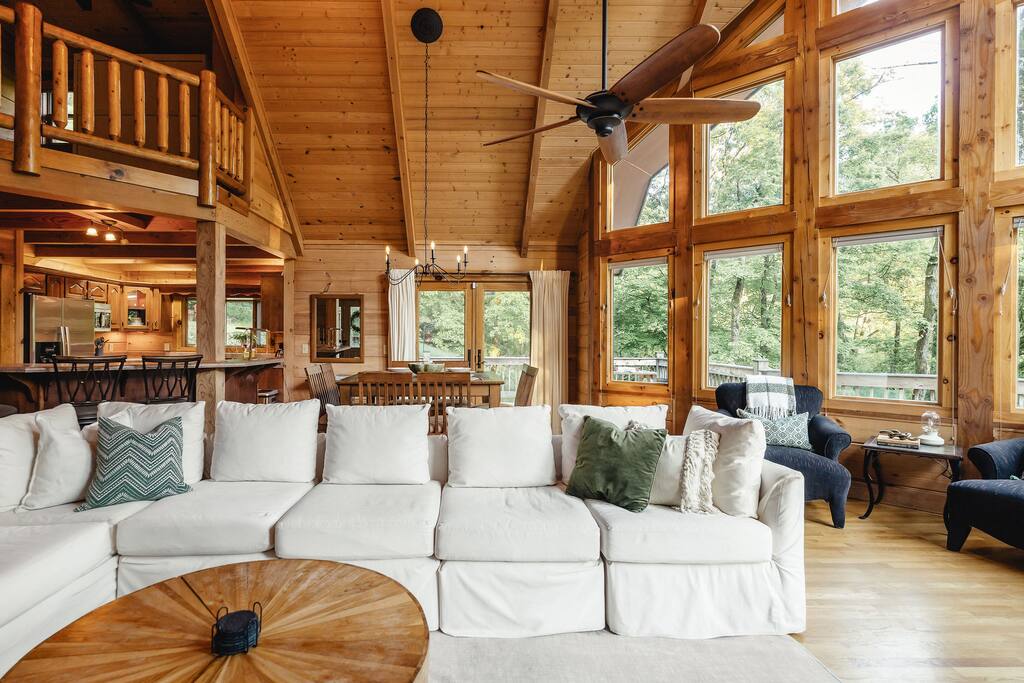 center-hill-lake-cabin-hot-tub-and-lake-access/