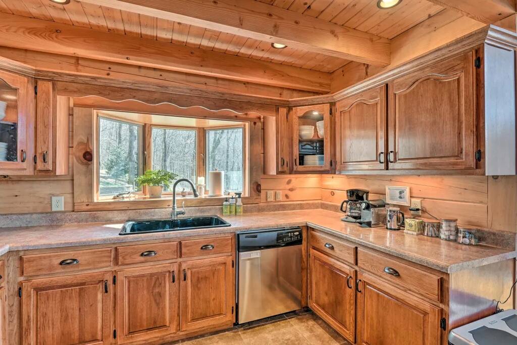 center-hill-lake-cabin-hot-tub-and-lake-access/
