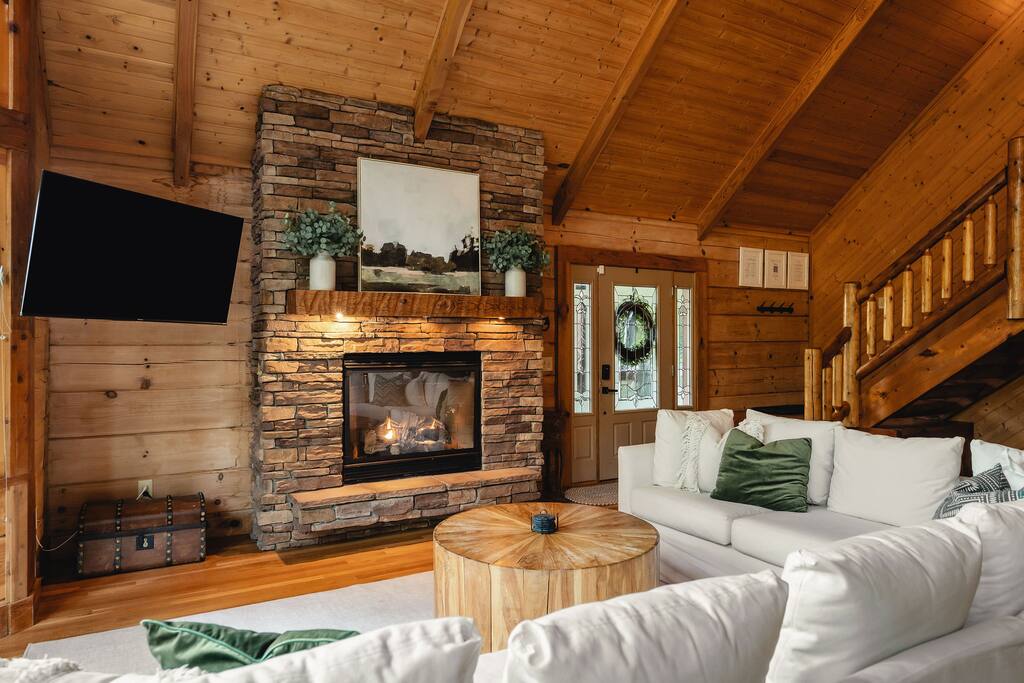 center-hill-lake-cabin-hot-tub-and-lake-access/