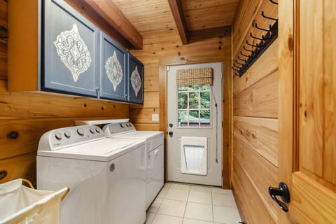 Have towels and wet gear from a day on the lake? Hang them on the hooks or run a quick wash. Lake/hot tub towels provided in laundry room cabinets.
