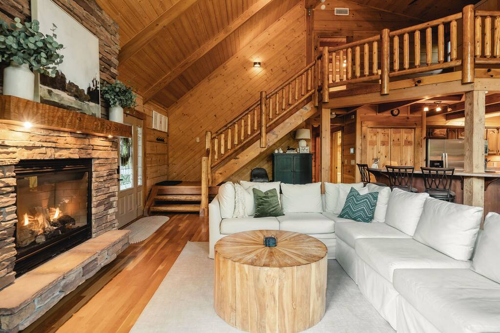 center-hill-lake-cabin-hot-tub-and-lake-access/